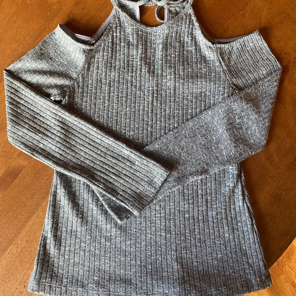 Super basic gray cold shoulder Everly top!